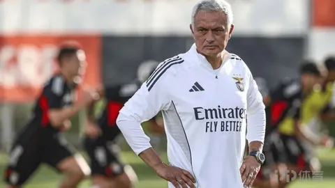 章子怡汪峰共赏演出秀恩爱，牵手漫步甜蜜满溢